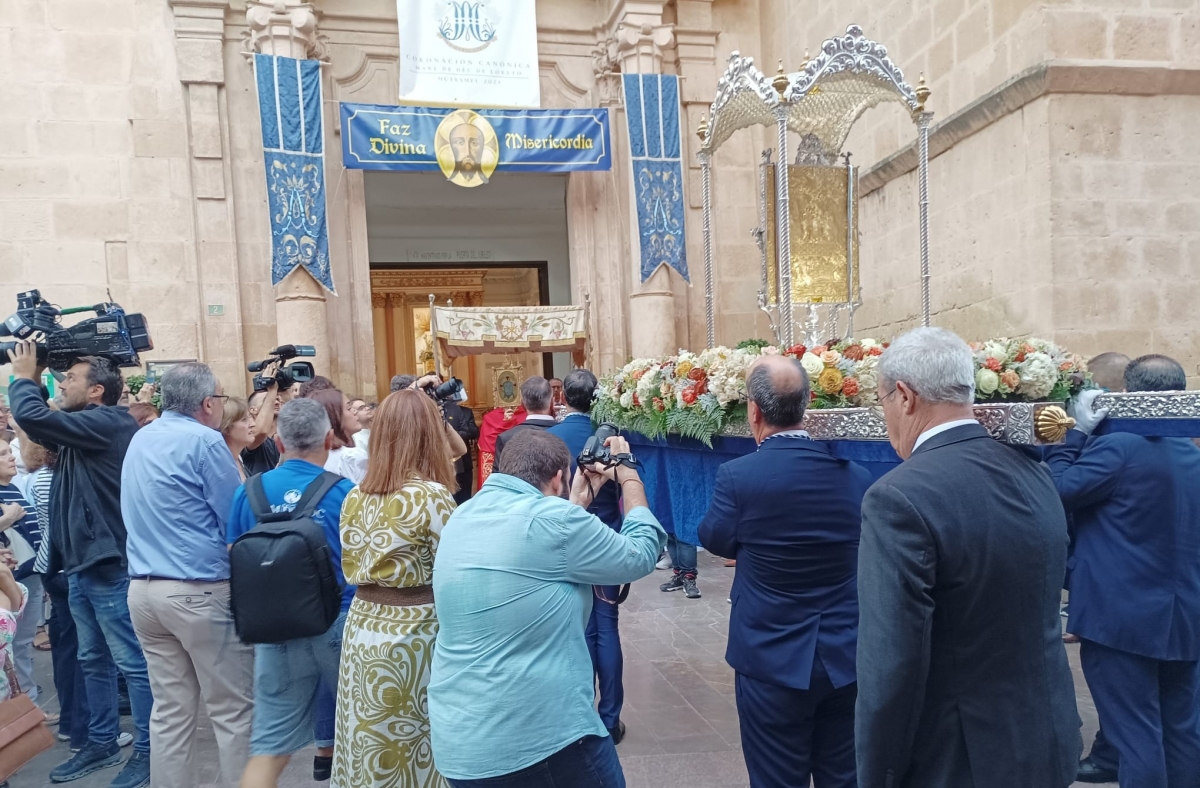 Más de 7.000 personas arropan a la Santa Faz en su visita a Mutxamel para honrar a la Virgen de Loreto