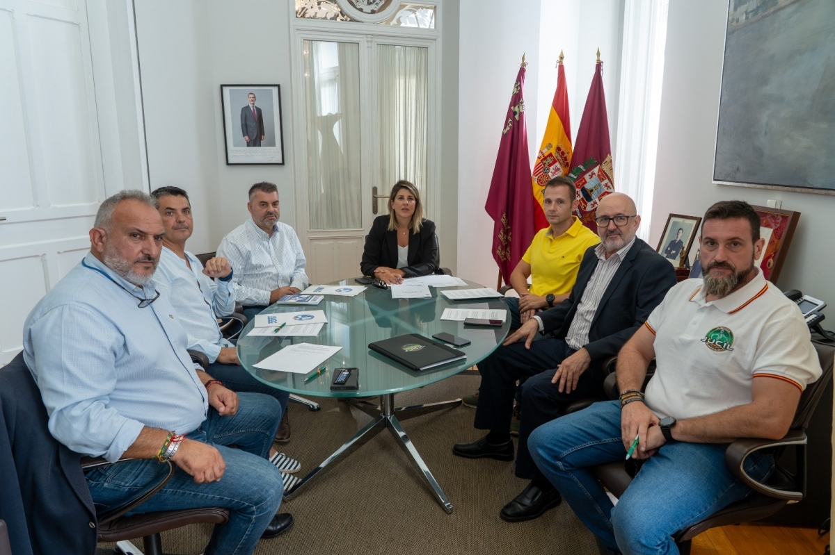  Noelia Arroyo, con representantes de las asociaciones profesionales de guardias civiles - 