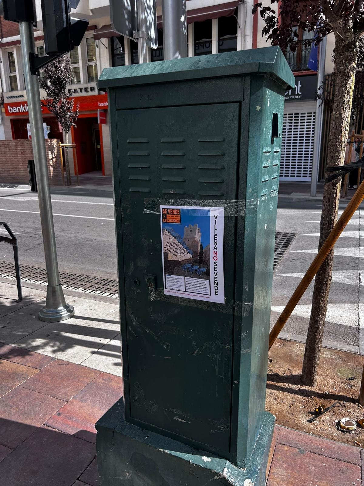 Villena impone tres sanciones por pegar carteles publicitarios en el mobiliario urbano