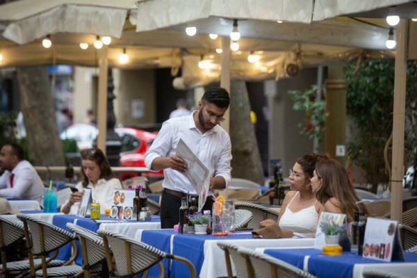 La facturación del sector servicios se dispara al 6,5% en julio y encadena cuatro meses de alzas