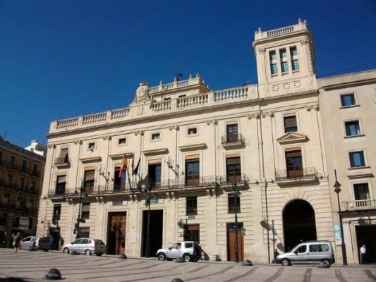 Alcoy mantiene congelados los impuestos y sube un IPC del 2,7% a la mayoría de tasas y precios públicos