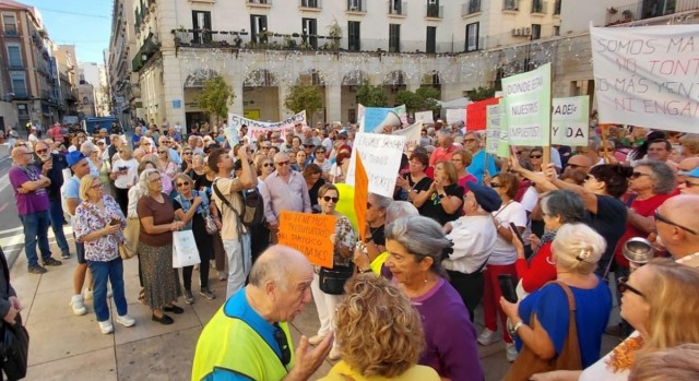 Barcala anuncia cambios en la concejalía de Mayores tras las protestas por el retraso de las actividades en los centros sociales
