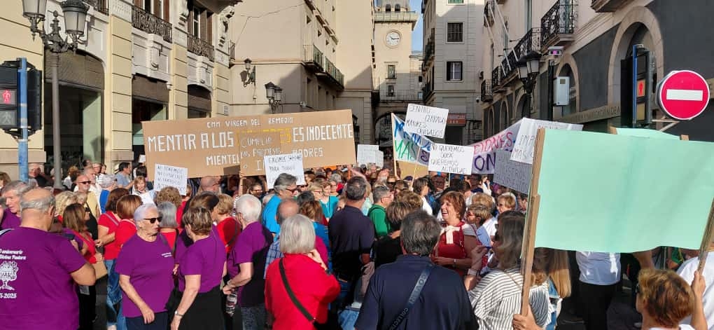 La protesta de los usuarios de los centros de mayores de Alicante. - La protesta de los usuarios de los centros de mayores de Alicante.