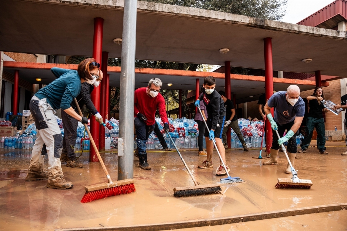 Voluntarios retiran agua en el IES de Picanya pocos días después del paso de la Dana.