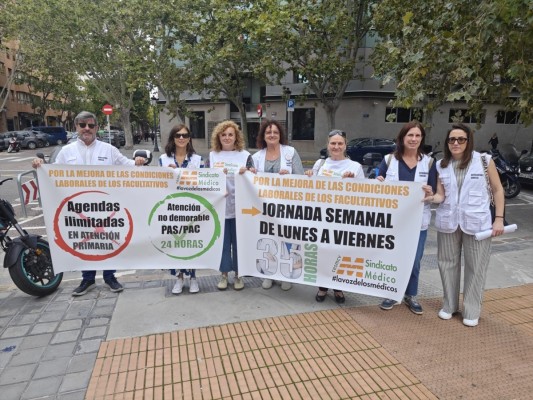 Delegados de CESM se concentran en la puerta de Sanidad para exigir a Gómez su compromiso de implantar las 35 horas