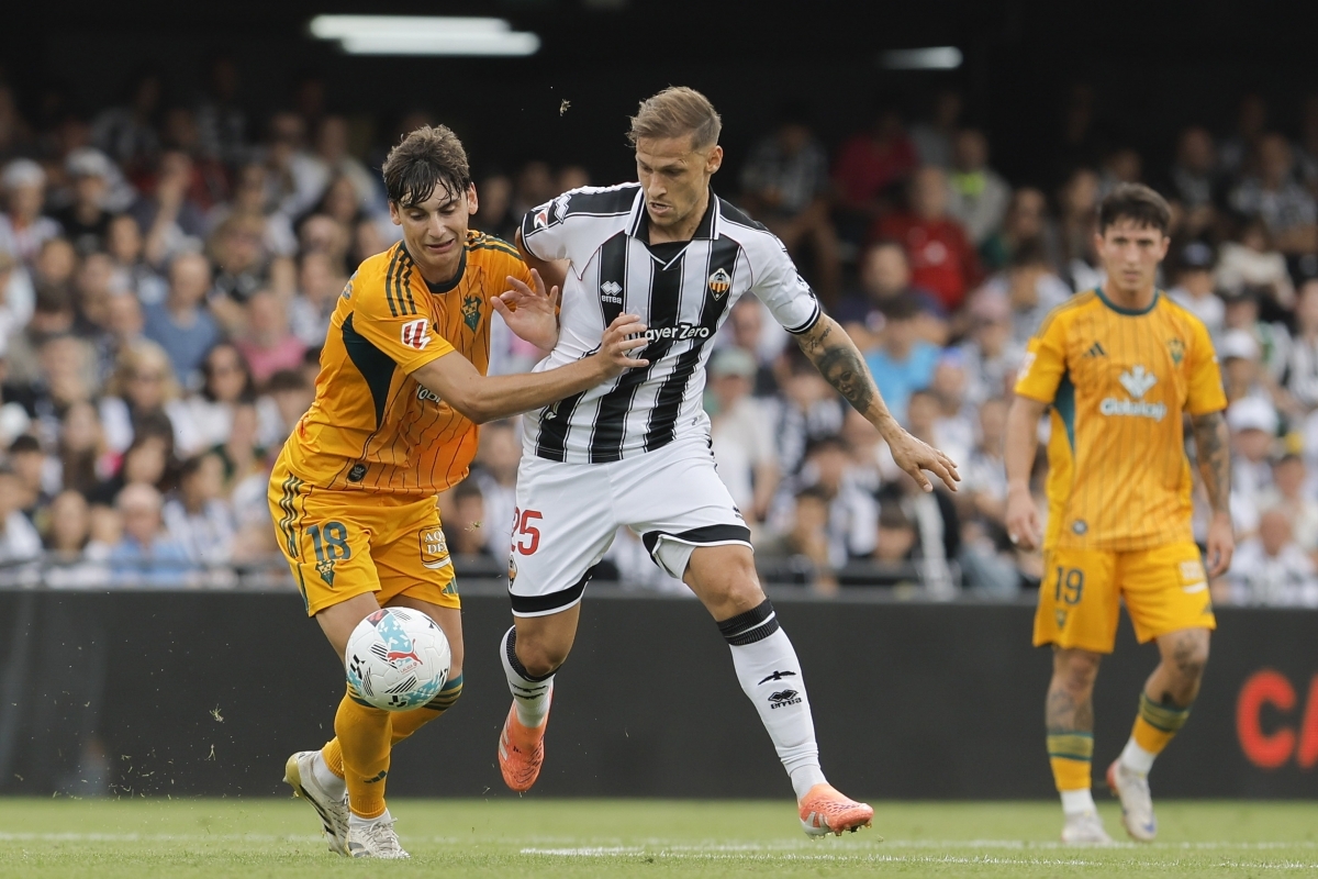 El Castellón, ante el reto de suplir dos bajas de peso frente al Almería