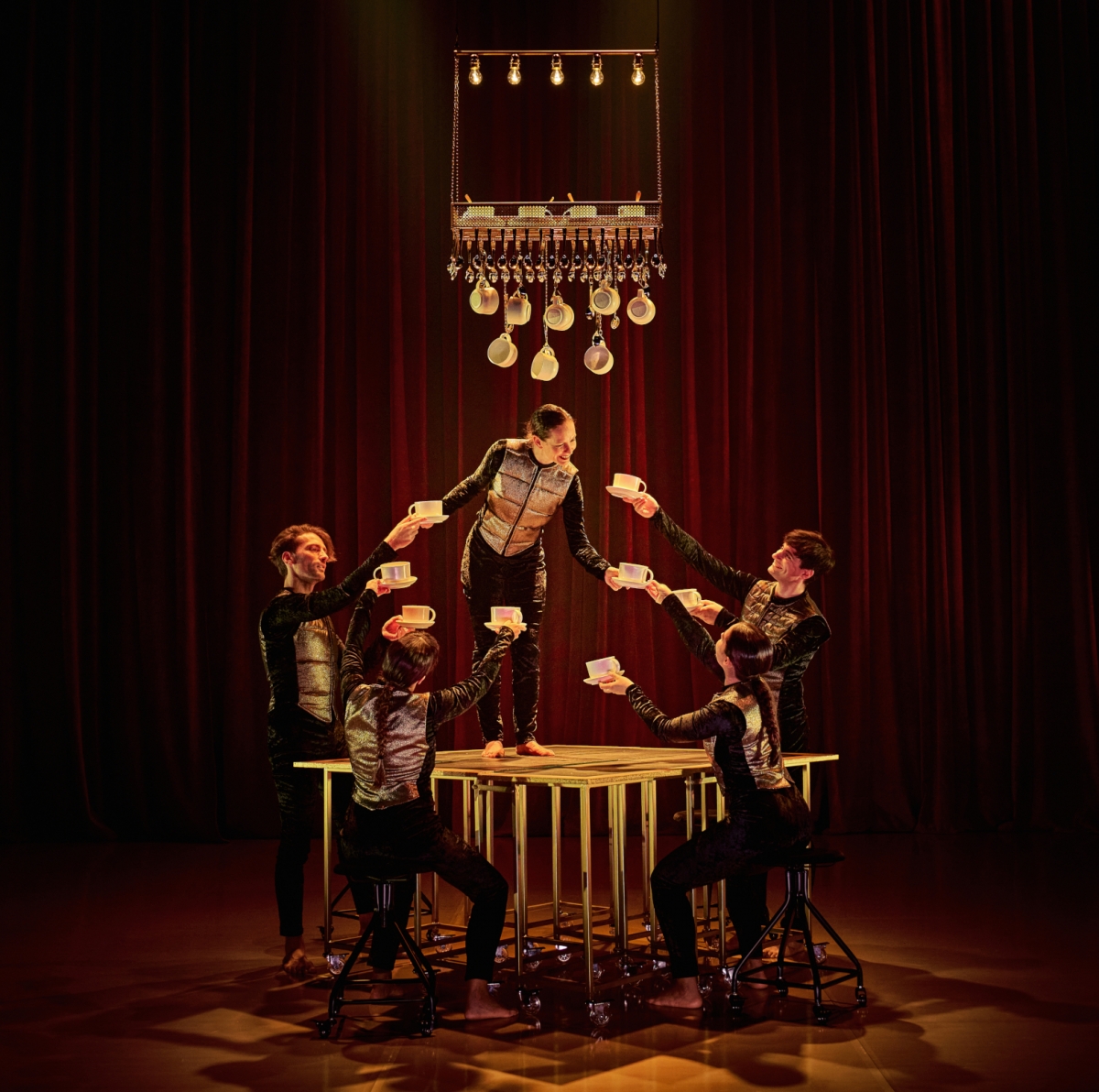 Aracaladanza presenta su espectáculo de danza contemporánea 'Va de Bach' en el Paranimf de la UJI