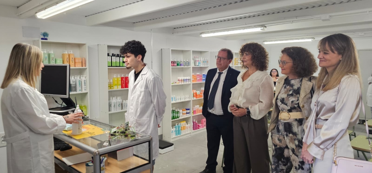 Fundación Hefame acerca de nuevo la práctica profesional farmacéutica a las aulas de un centro público de Murcia