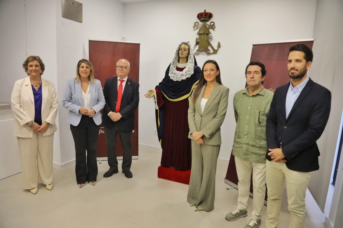La consejera Carmen Conesa, la alcaldesa de Cartagena y miembros de la Cofradía, con la Virgen - Foto: CARM