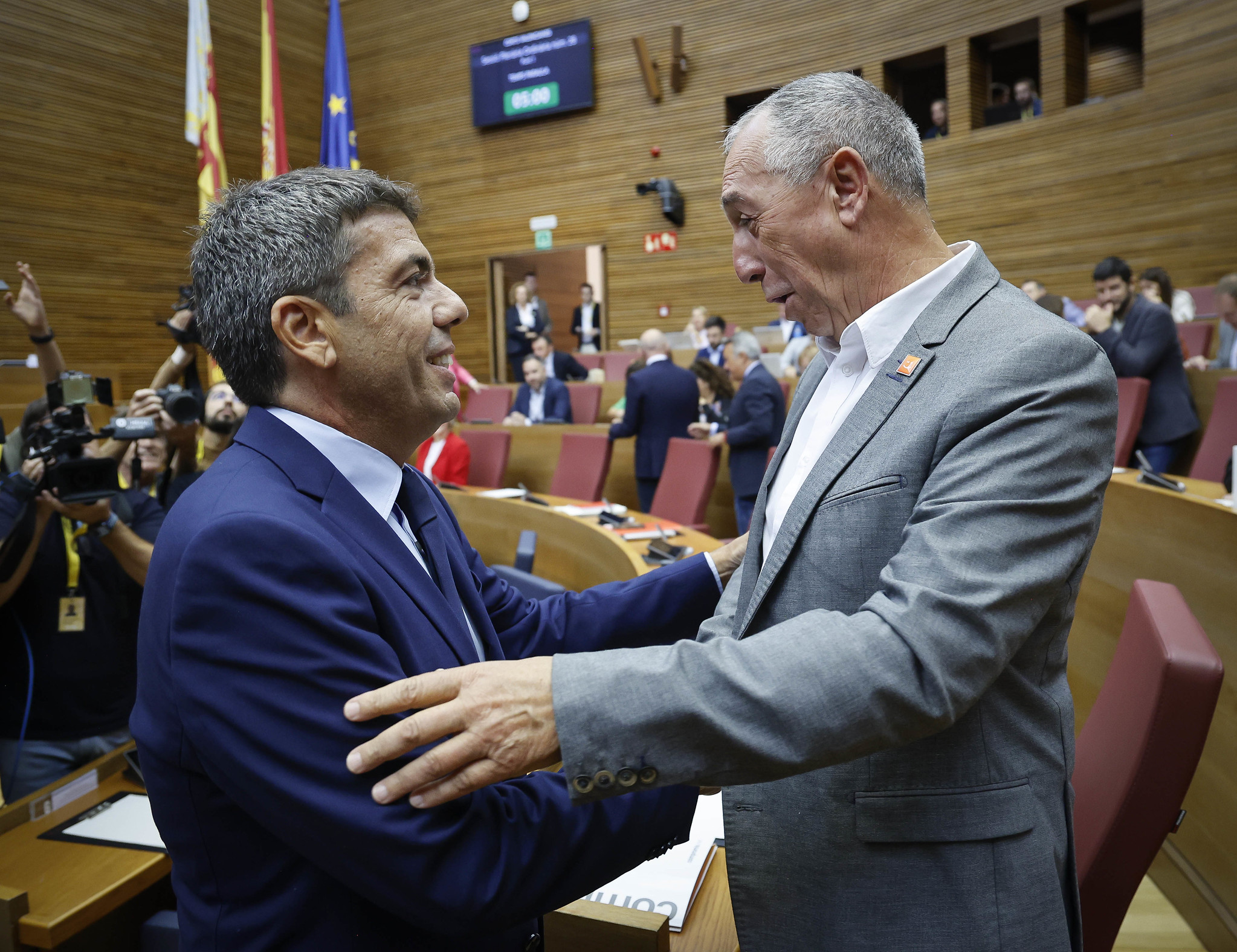 Compromís calca una iniciativa del PP para que se retrate con la deuda