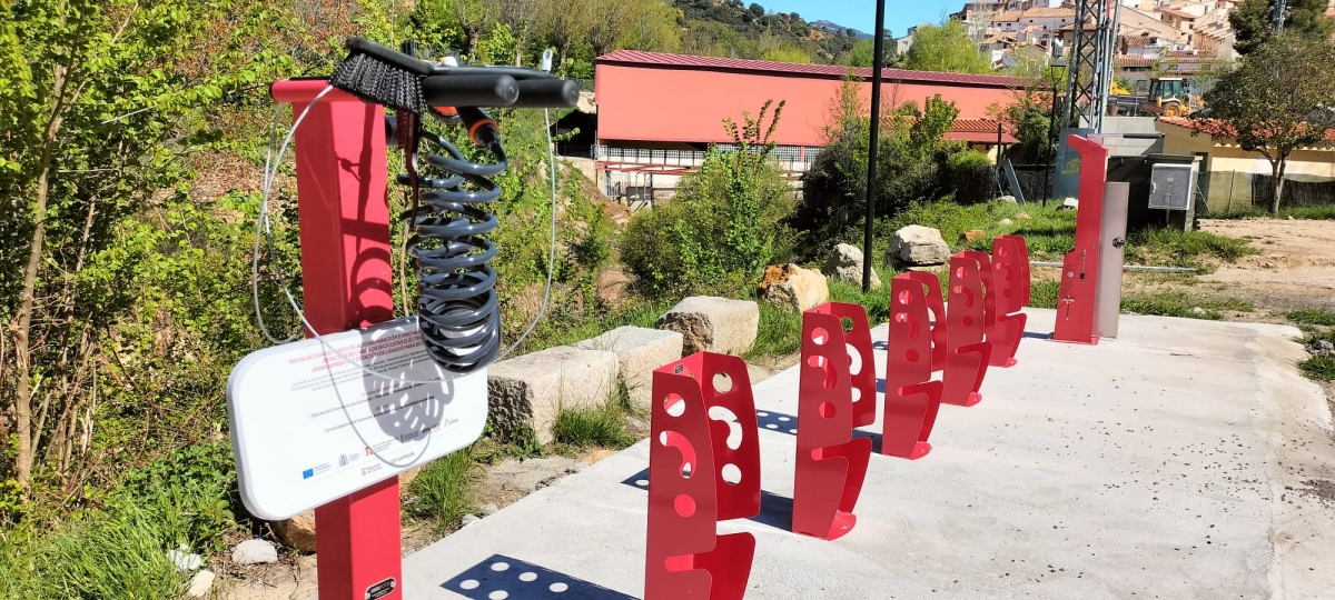 Sistema de autorreparación de bicicletas instalado en Cortes de Arenoso. - Foto: AVAESEN