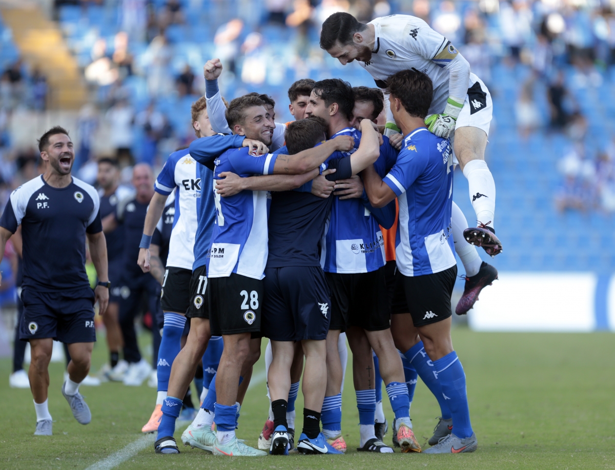 Los jugadores del Hércules CF celebran uno de los goles de Soldevila - Foto: FITO GONZÁLEZ Los jugadores del Hércules CF celebran uno de los goles de Soldevila