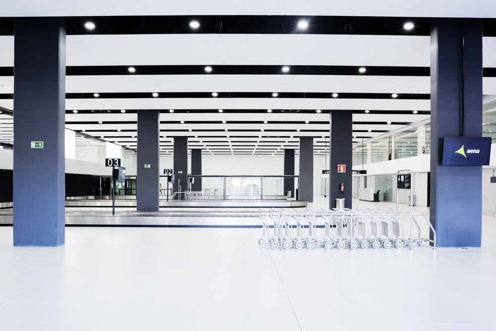 Un rodaje entre aviones y comercios: el Aeropuerto de Corvera y la calle Trapería se preparan para ser plató de cine