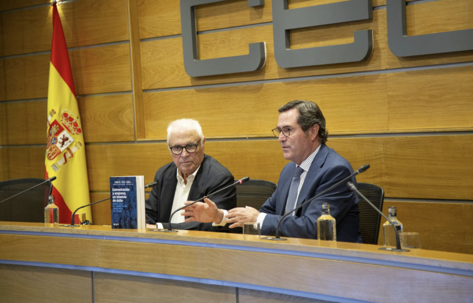 El periodista Carlos Díaz Güell presenta ‘Comunicación y empresa, un binomio de éxito’, la obra que repasa cinco décadas de evolución de la comunicación corporativa
