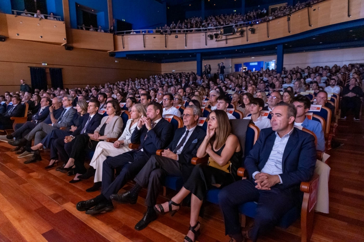 El público ha llenado el Teatre Calderón de Alcoy.