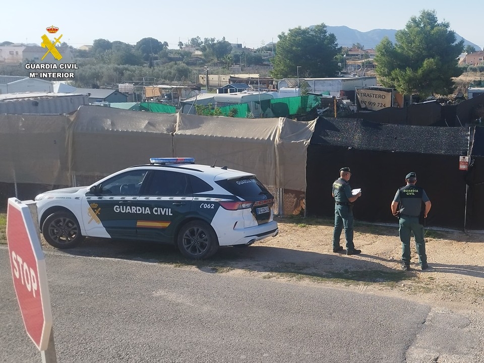 Los agentes de la Guardia Civil, en una de las fincas investigadas. - 