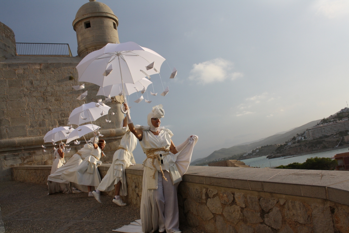 La compañía castellonense Visitants lleva su teatro de calle a Benicarló, Huesca y Fuerteventura