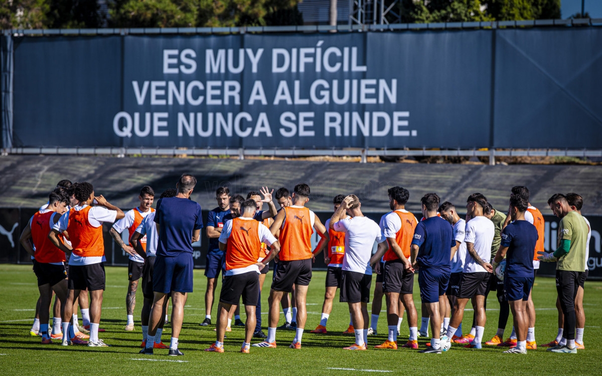 El Valencia CF regresa al trabajo todavía sin Foulquier y Ugrinic
