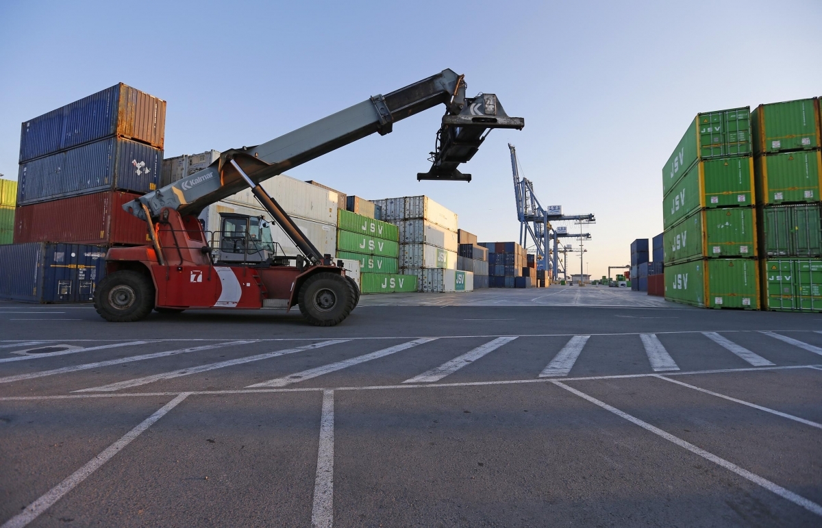 El Puerto consolida el crecimiento en contenedores y cruceristas, pero no remonta en graneles