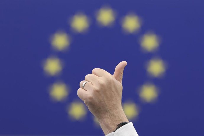 La Eurocámara retrasa el plan de relajar obligaciones 'verdes' para aliviar a empresas de carga burocrática