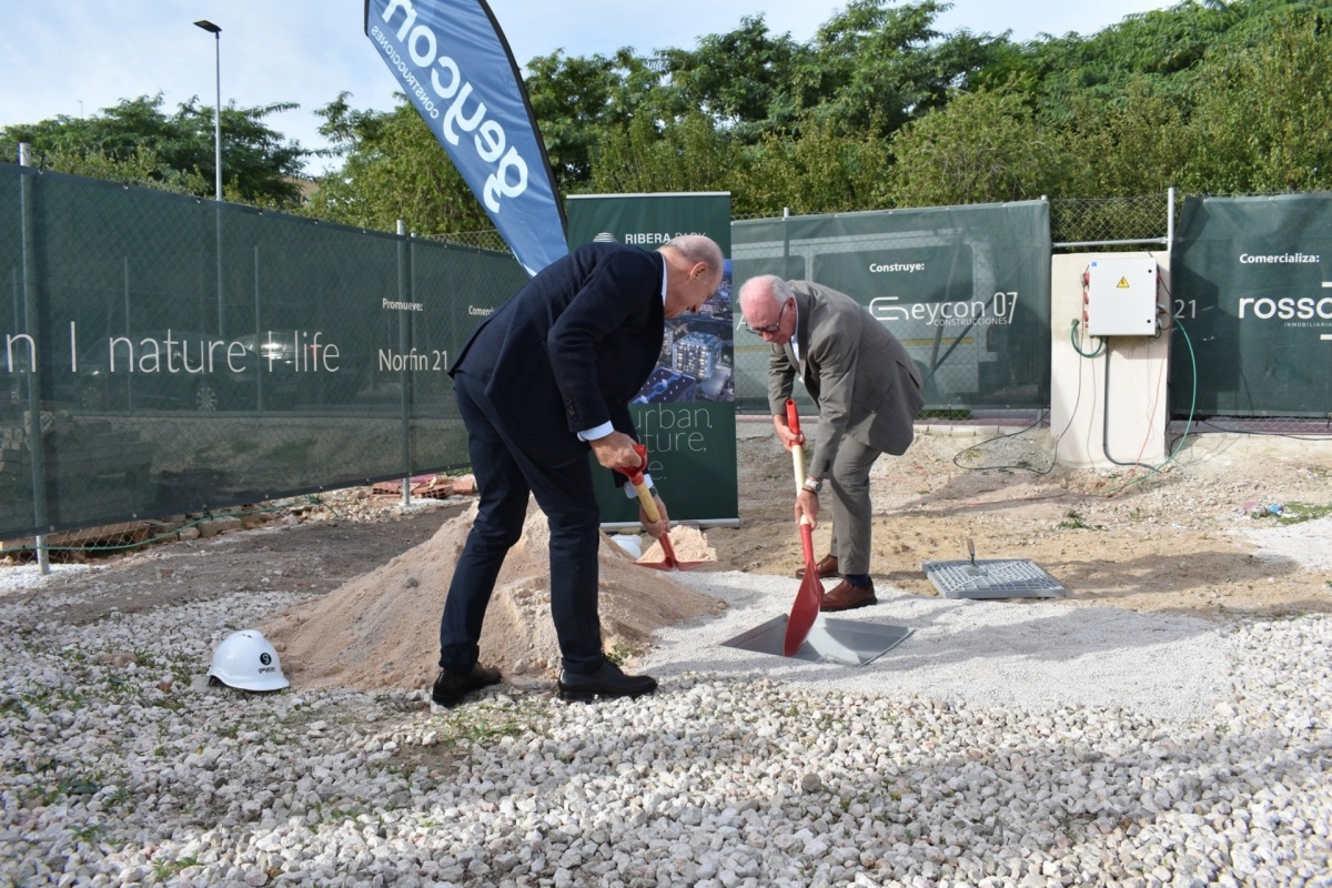 Colocación de la primera piedra. - Foto: EP