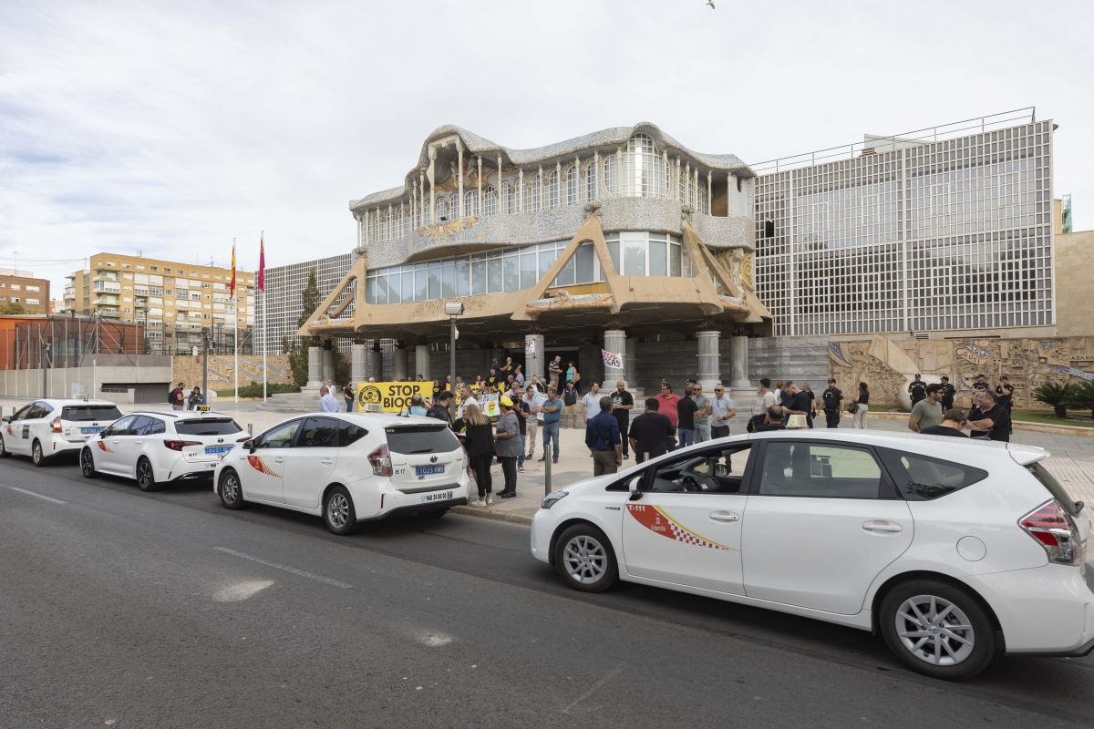 Protesta de los taxistas y la asociación Stop Biogás, en la Asamblea Regional.