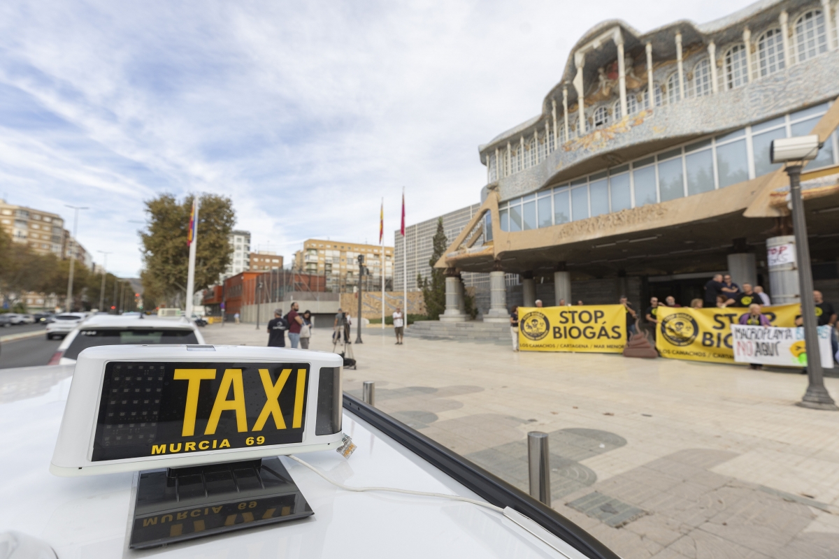 Sin cambios en el decreto: los ayuntamientos seguirán regulando las licencias de taxi y VTC en la Región de Murcia