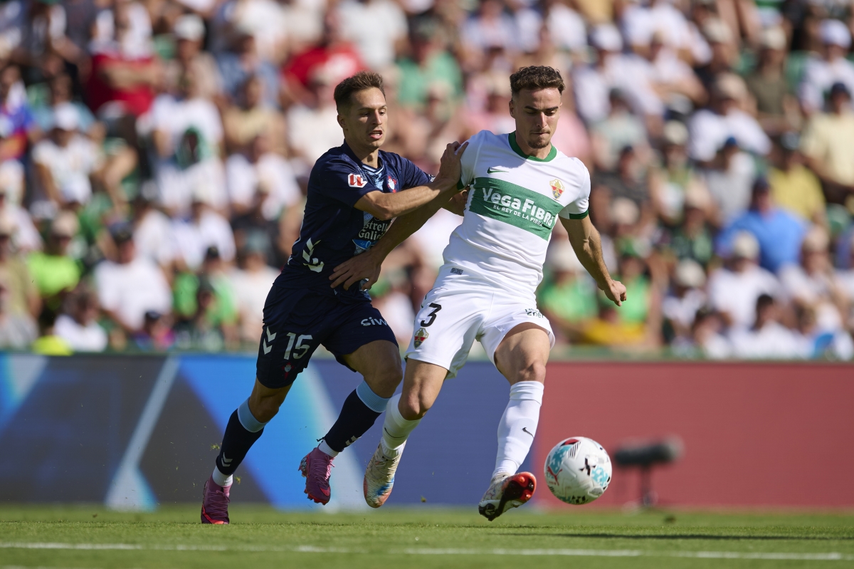 Adrià Pedrosa protege el esférico ante Bryan Zaragoza en el Elche CF-Celta de Vigo