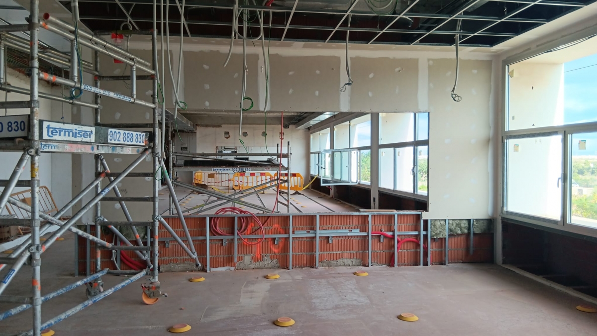 Obras en el Puesto de Mando de Metrovalencia en València Sud, dañado por la Dana.