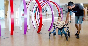 Dani desafía una enfermedad ultra-rara con una terapia génica aplicada por primera vez en España a un menor de 3 años