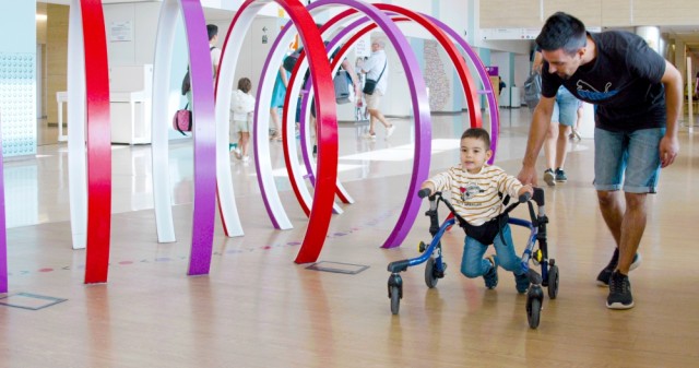 Dani desafía una enfermedad ultra-rara con una terapia génica aplicada por primera vez en España a un menor de 3 años