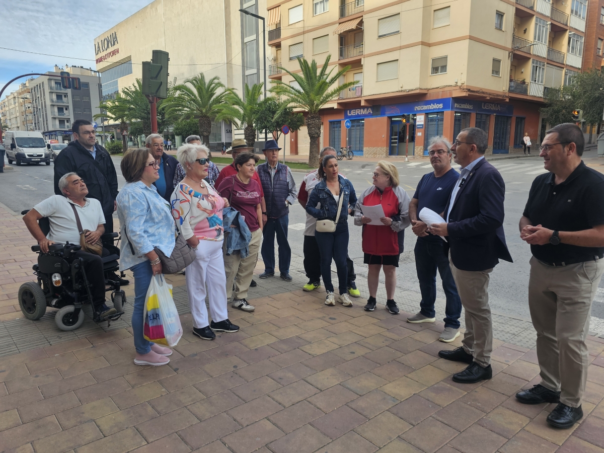 Los vecinos de La Viña se hartan de las altas velocidades de los vehículos y piden medidas de seguridad