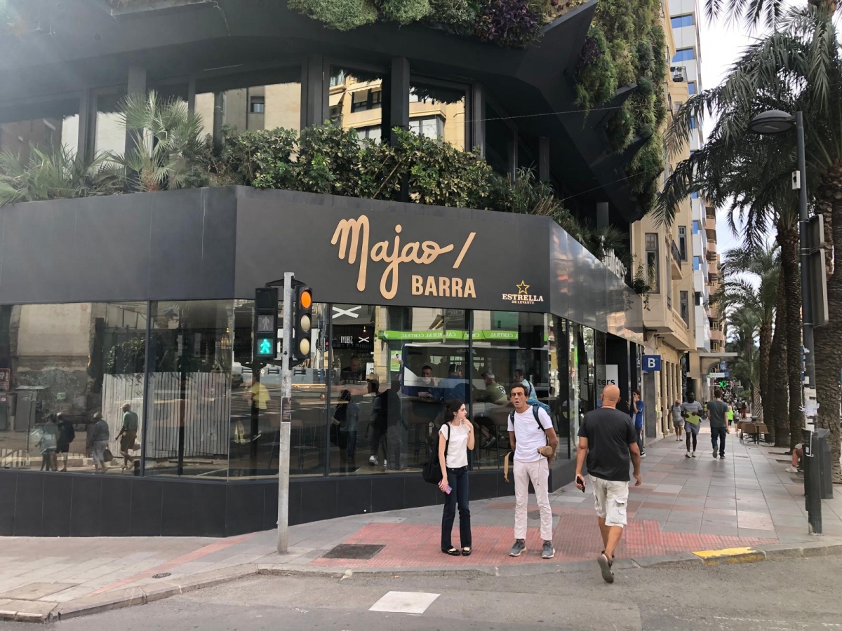 Relevo hostelero en el 'coliving' de Suiters en Alicante con la barra de 'Majao' 