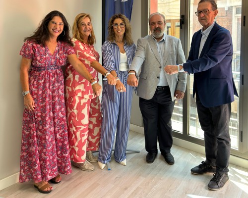 Castelló dona 200 pulseras a AFA para su venta con fines solidarios en el mes del alzhéimer 