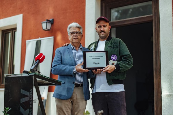 Arte y vino se fusionan en la Vendimia 2025 de Alicante con Antonyo Marest como padrino