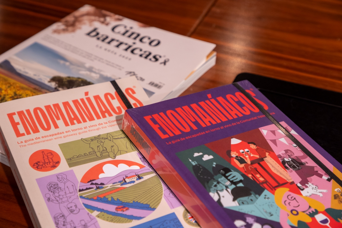 Las guías Cinco Barricas y Enomaníacos. FOTO: PEPE OLIVARES.