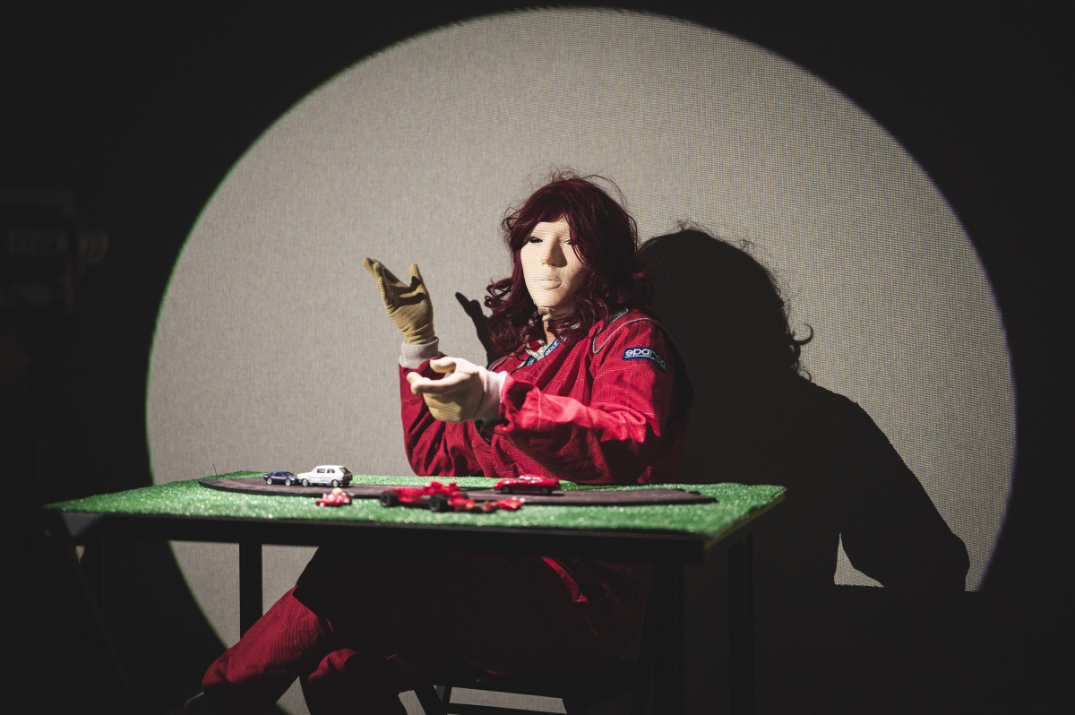 Cinco historias de humanos y pantallas: una obra de Melena Androide aborda en Algezares el mundo a través de Internet 