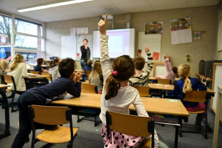 Educación convocará a los sindicatos a una reunión tras la suspensión cautelar de plantillas docentes