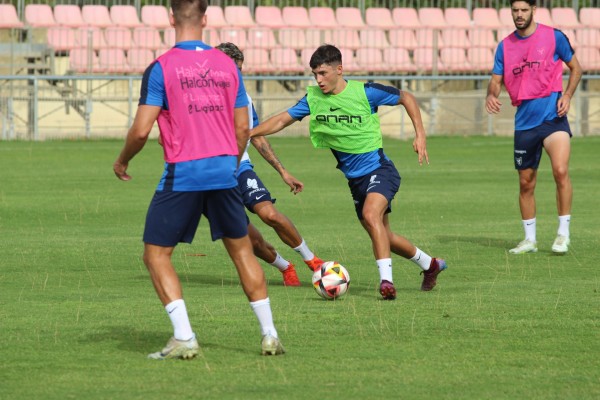 El UCAM Murcia CF traspasa al Villarreal al joven canterano José Manuel Pedrosa 