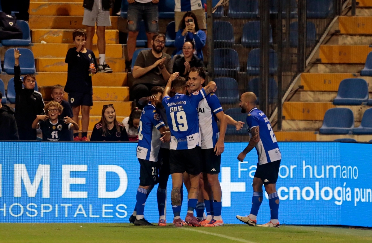 Los jugadores del Hércules CF celenran uno de los tantos de su goleada al filial del Atlético de Madrid