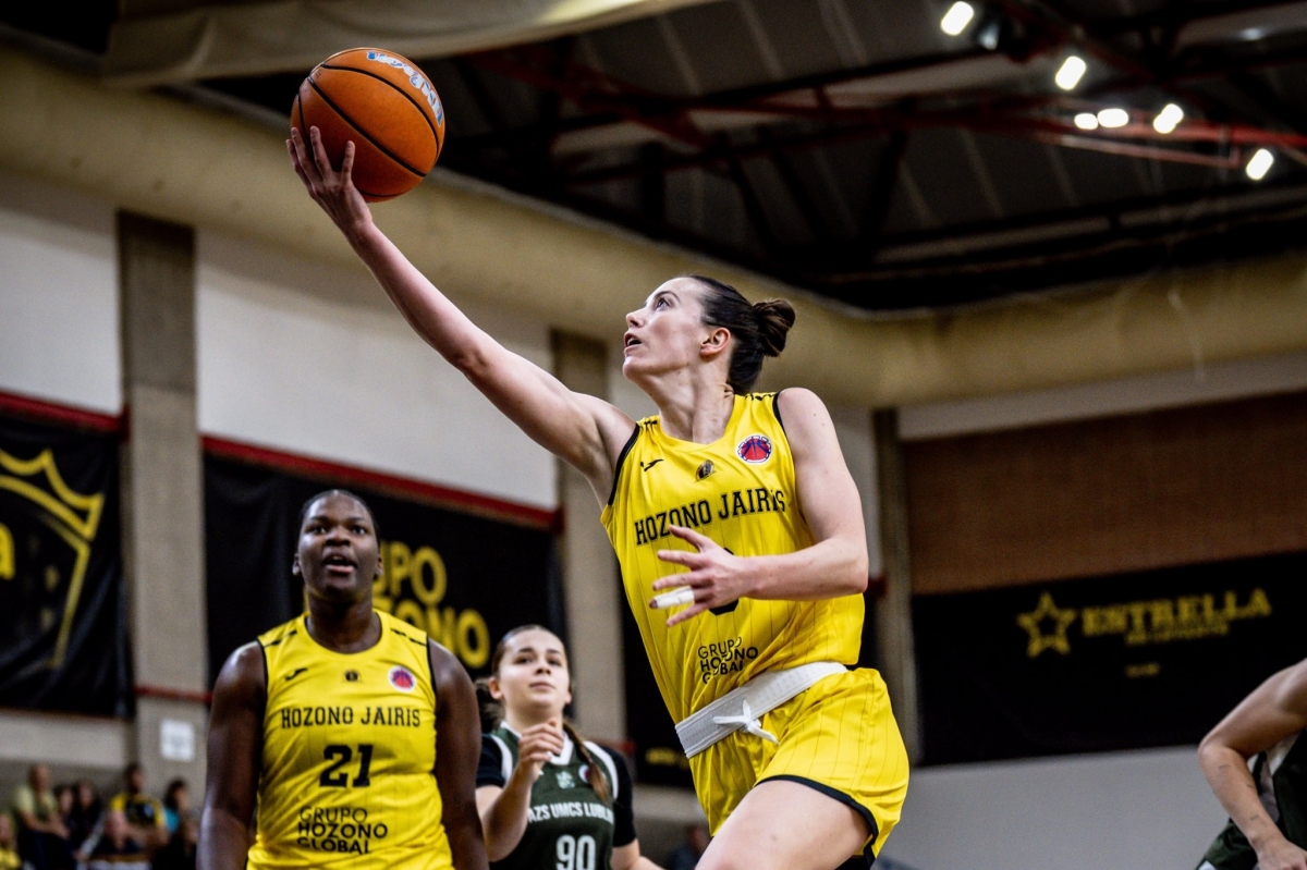 Aina Ayuso entrando a canasta. - Foto: CBJ