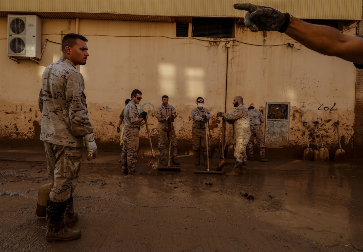 Varios militares en una calle de Paiporta. - Foto: ROBER SOLSONA/EP