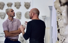 Carlos Alcaraz deja su huella en el gran mural escultórico que está creando Lidó Rico sobre la historia de Murcia