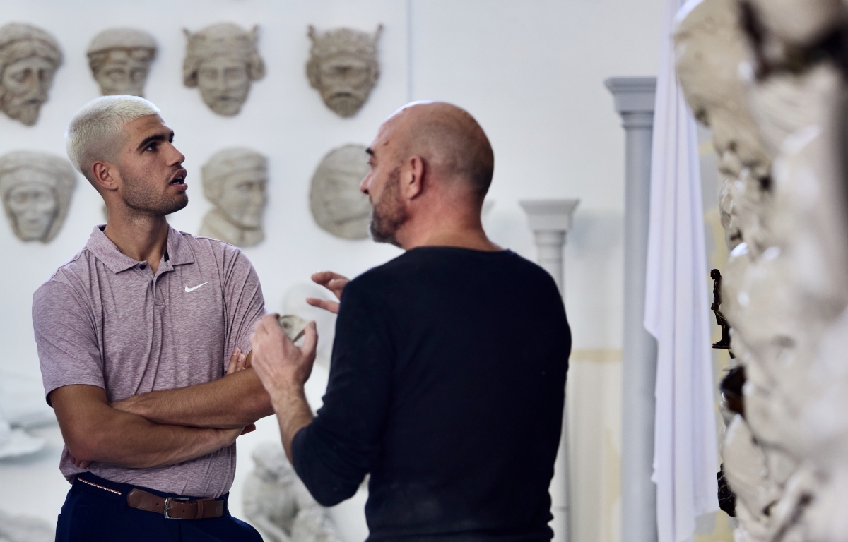 Carlos Alcaraz deja su huella en el gran mural escultórico que está creando Lidó Rico sobre la historia de Murcia