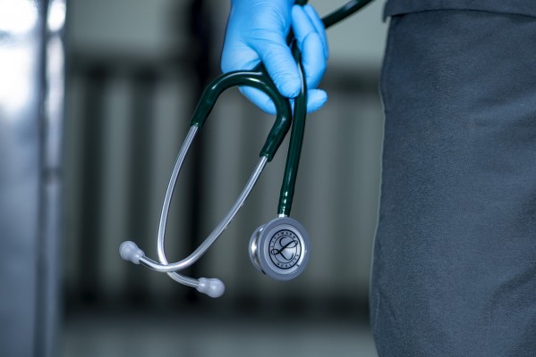 Investigan a una mujer por trabajar como médica en hospitales públicos de la Comunitat sin su título