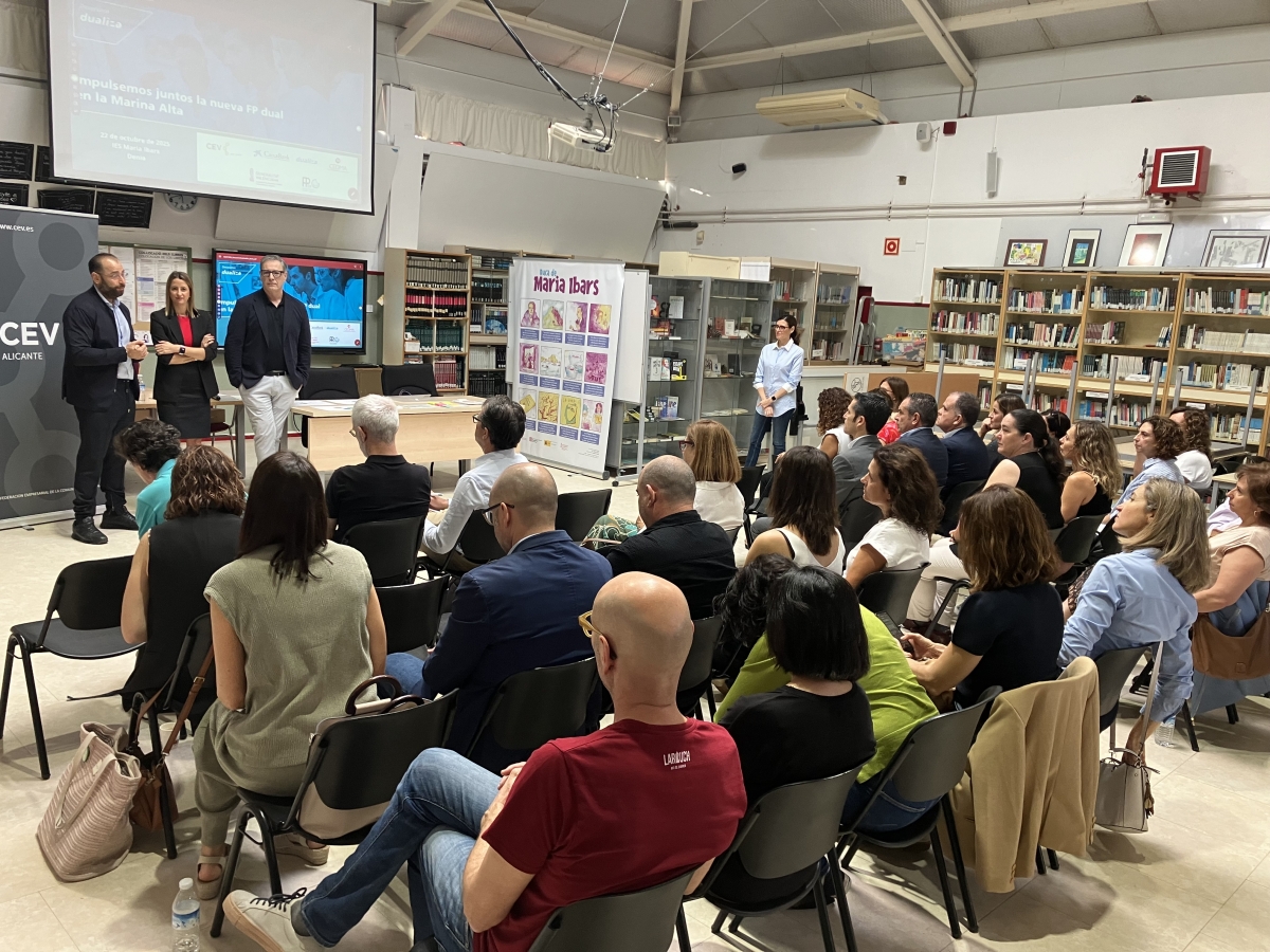 La fundación CaixaBank Dualiza y la CEV reúnen a las empresas de la Marina Alta para acercarlas a la FP