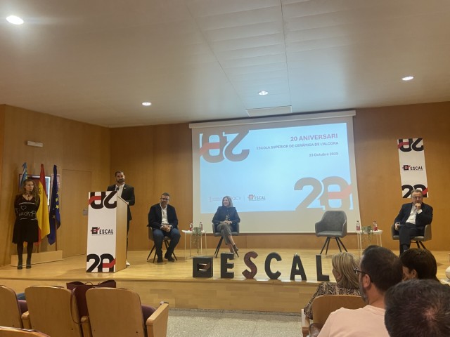 La Escola Superior de Ceràmica de l'Alcora celebra 20 años de trayectoria con una exposición que recorre su historia