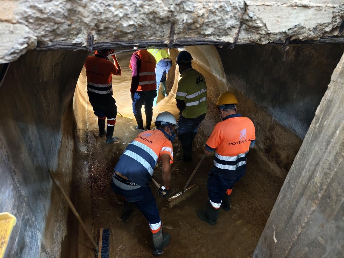 Trabajadores de la MCT realizando labores de limpieza en el canal de abastecimiento por la dana Alice. Foto: MCT - 