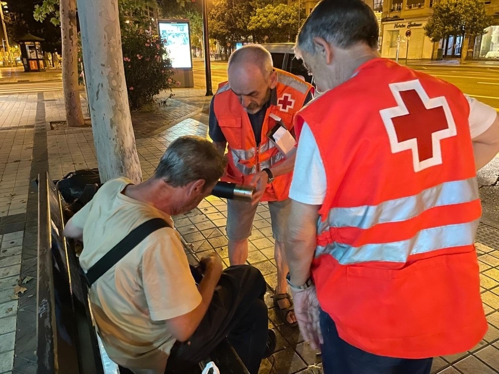Cruz Roja atiende a un vecino. - Foto: CRUZ ROJA