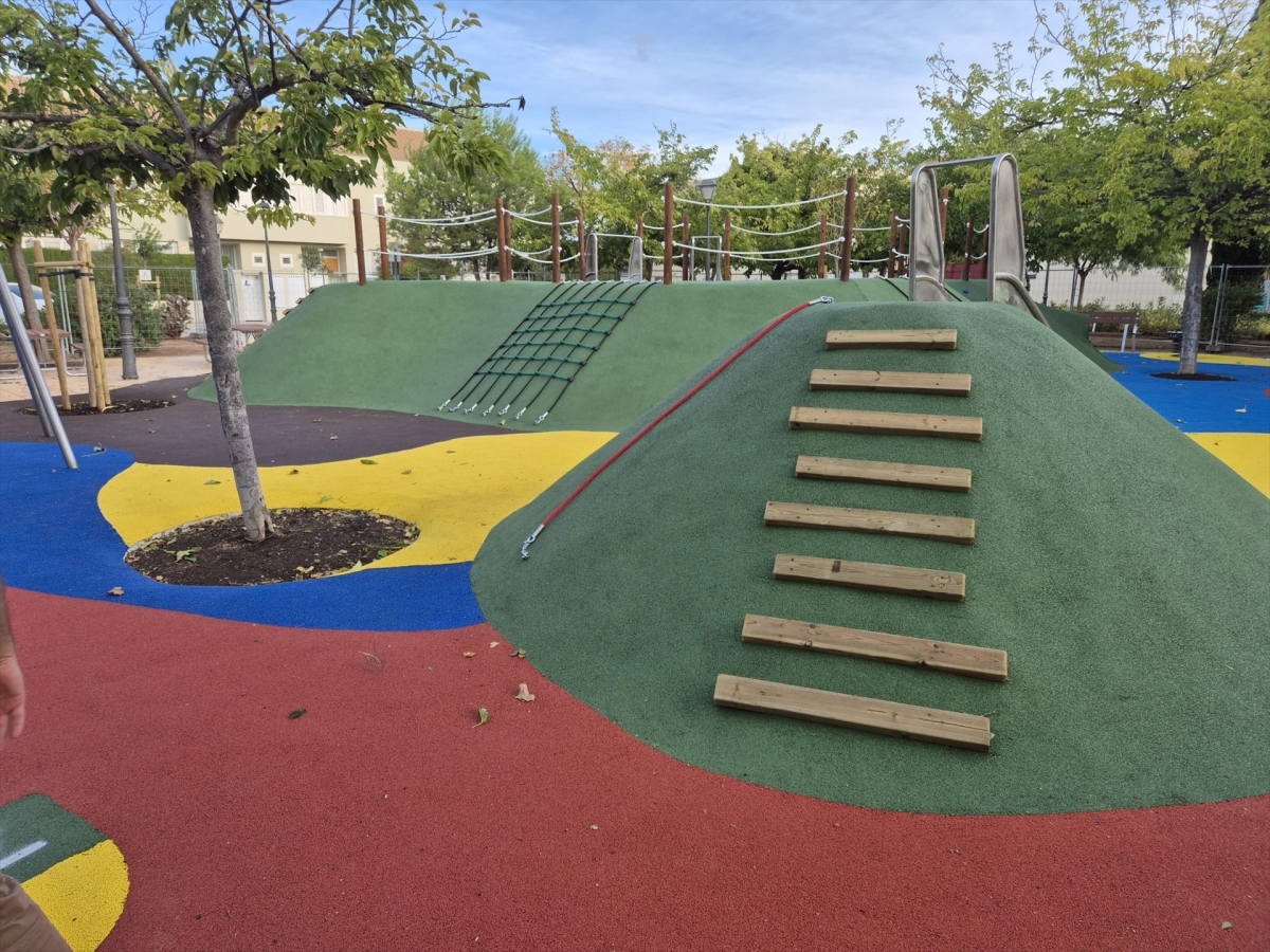 Culmina la remodelación del área de juegos infantiles del jardín Senent Ibáñez en Massarrojos